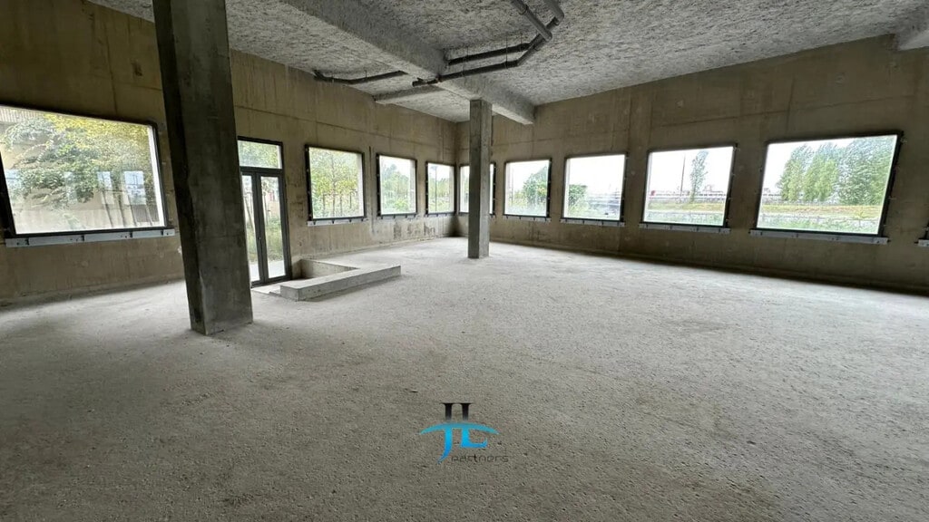 Location Commerce 136 m² - Photo 1