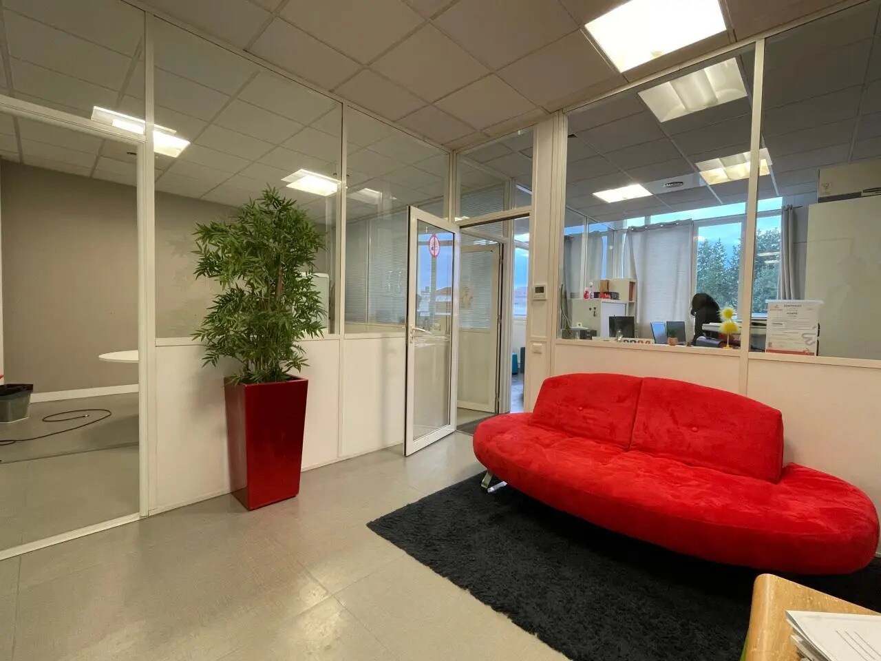Office in Bordeaux for sale Interior Photo- Image 1 of 15