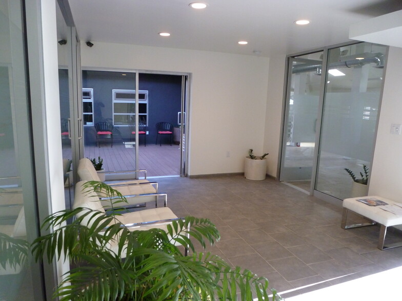 2020 S Robertson Blvd, Los Angeles, CA for rent - Lobby - Image 2 of 6