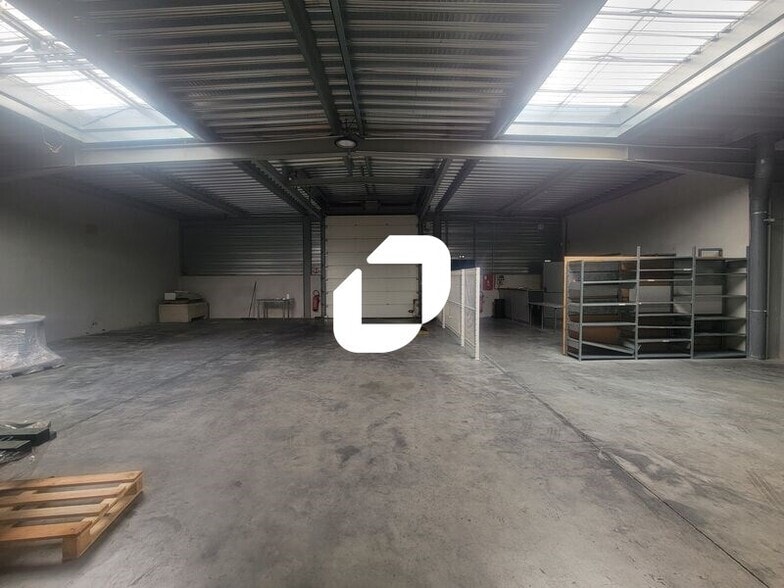 Light Industrial in Chilly-Mazarin to rent - Building Photo - Image 2 of 21
