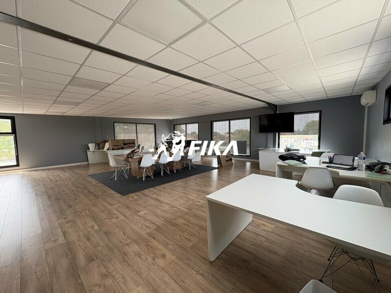 98 Route De Fronton, Fonbeauzard to rent - Interior Photo - Image 2 of 4