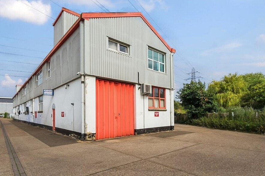 Arundel Rd, Uxbridge to rent - Building Photo - Image 2 of 27