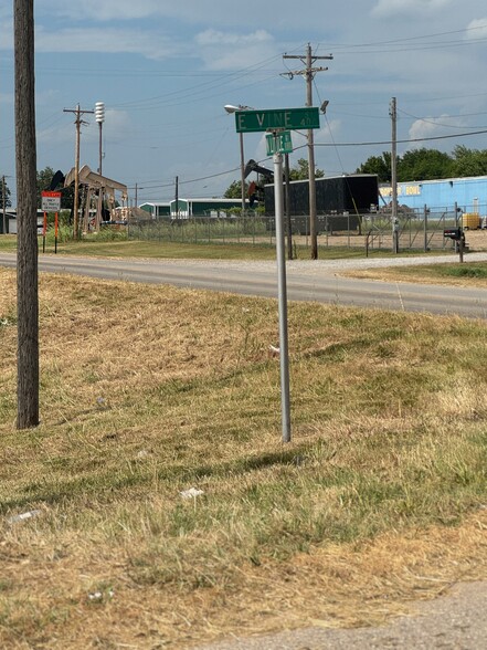 1001 N Little Ave, Cushing, OK for rent - Building Photo - Image 2 of 4