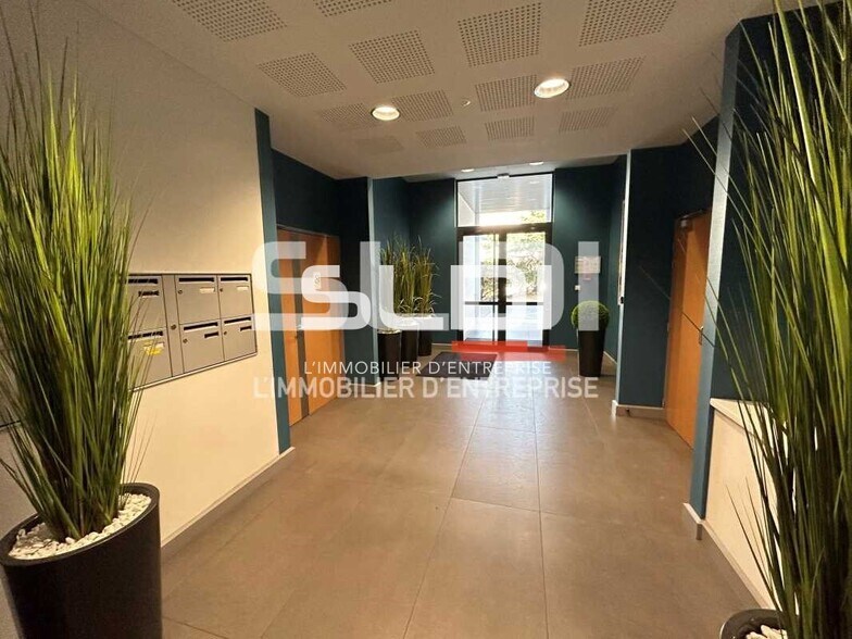 Rue Dellevaux, Champagne-au-Mont-d'Or to rent - Lobby - Image 3 of 24