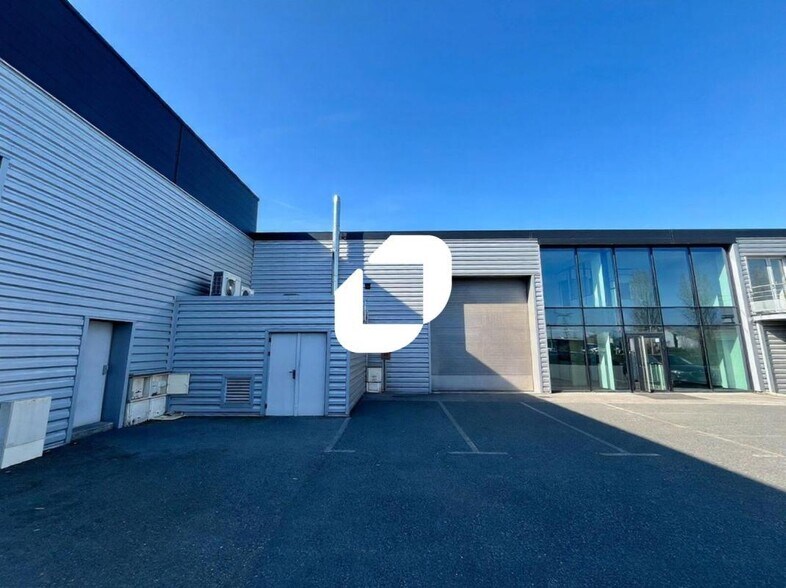 Light Industrial in Mornant to rent - Building Photo - Image 2 of 15