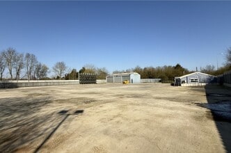 Moor Mill Ln, St Albans to rent Building Photo- Image 1 of 9