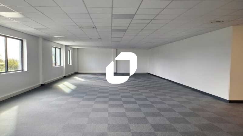 Office in Viarmes to rent Interior Photo- Image 1 of 5