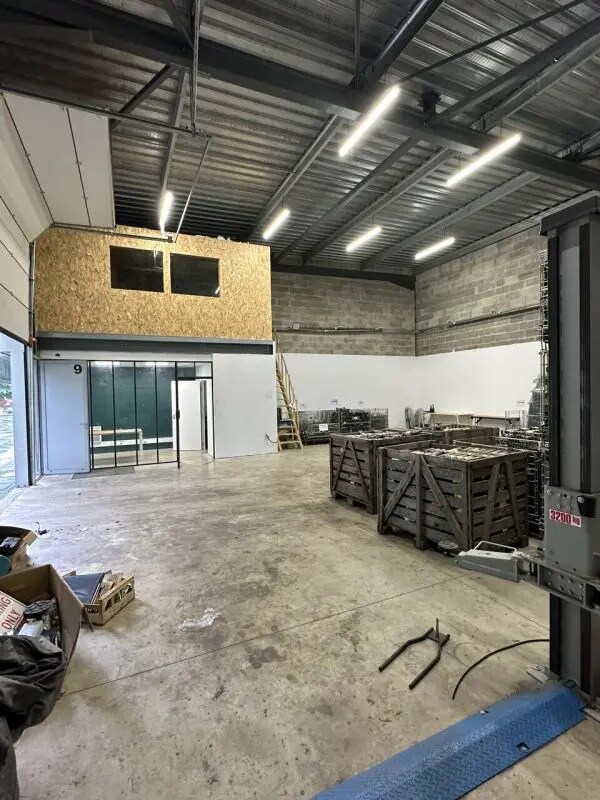 Light Industrial in Pessac to rent Interior Photo- Image 1 of 3