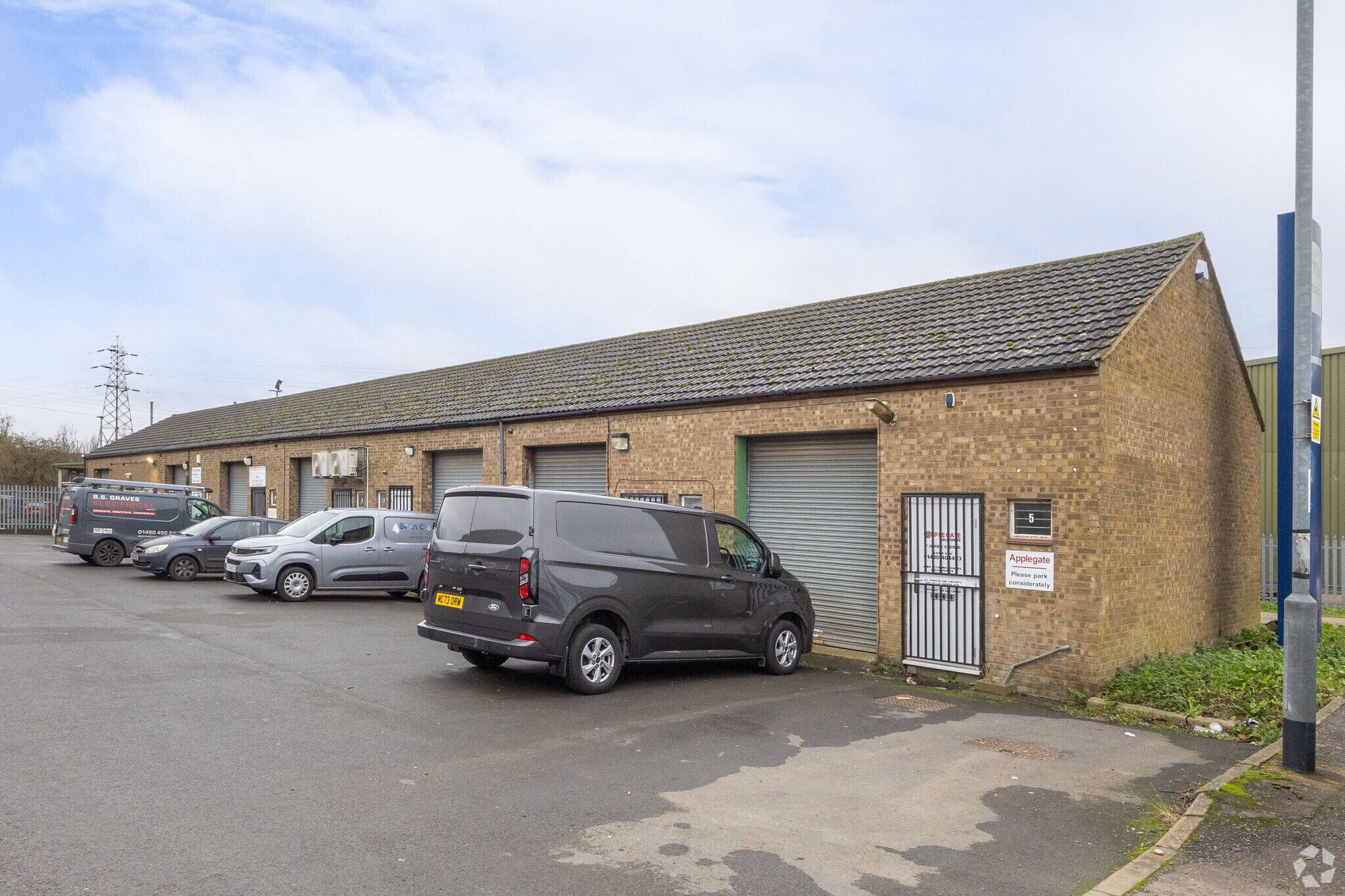 8 Alms Close, Huntingdon to rent Primary Photo- Image 1 of 3