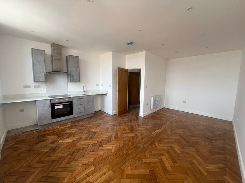 100 High St, Bedford to rent - Building Photo - Image 3 of 16