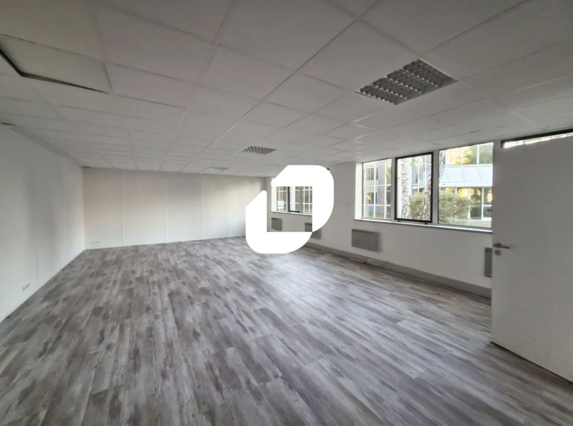 Office in Saint-Thibault-des-Vignes to rent Interior Photo- Image 1 of 8