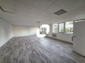 Office in Saint-Thibault-des-Vignes to rent Interior Photo- Image 1 of 8
