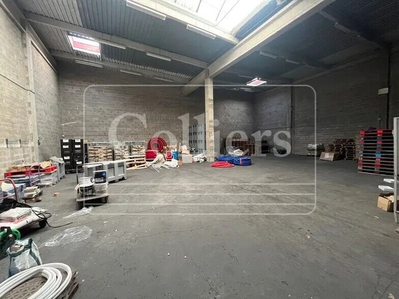 Light Industrial in Vitrolles to rent - Building Photo - Image 2 of 8