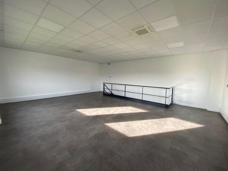 Light Industrial in Saint-Priest to rent - Building Photo - Image 3 of 9