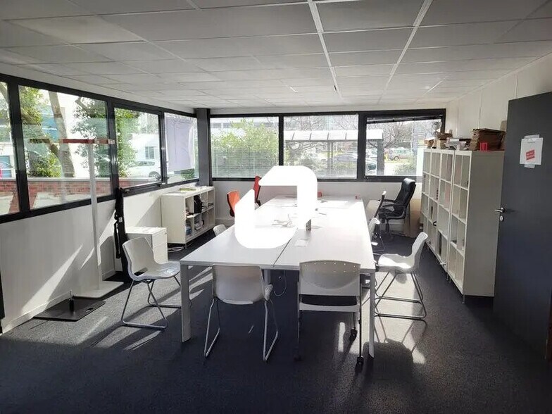 Office in Mérignac to rent - Interior Photo - Image 2 of 10