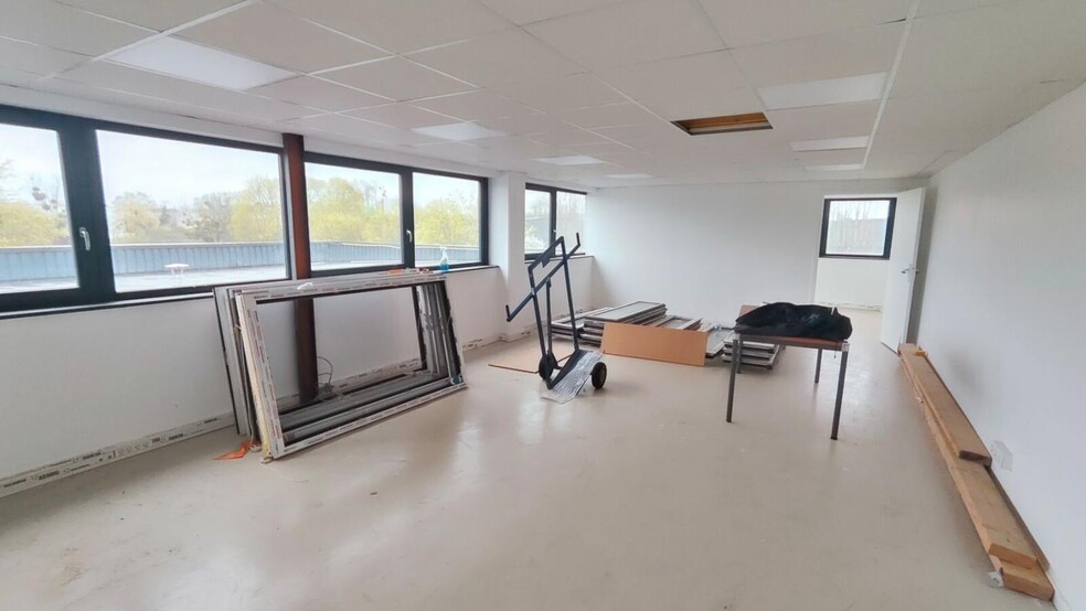 1 Avenue Du Bois De L'Epine, Évry-Courcouronnes for sale - Interior Photo - Image 3 of 11
