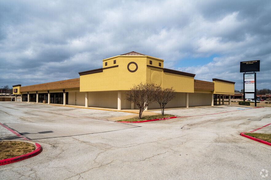 1704 S Cherry Ln, Fort Worth, TX for rent - Primary Photo - Image 1 of 2