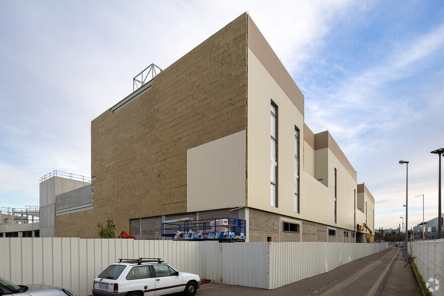5 Rue Louis Blanc, Vénissieux to rent - Primary Photo - Image 1 of 2