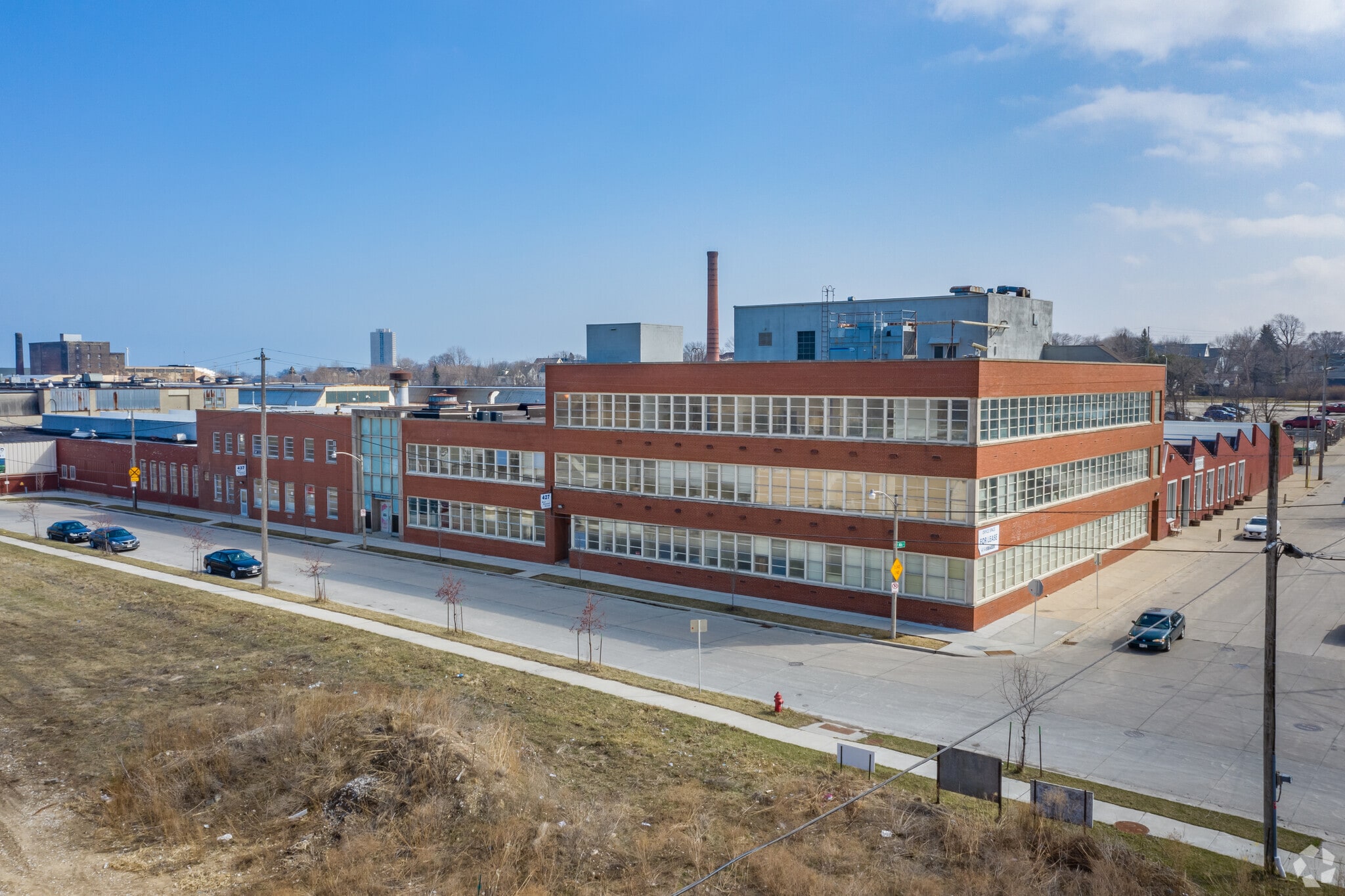 427-433 E Stewart St, Milwaukee, WI to rent Building Photo- Image 1 of 9