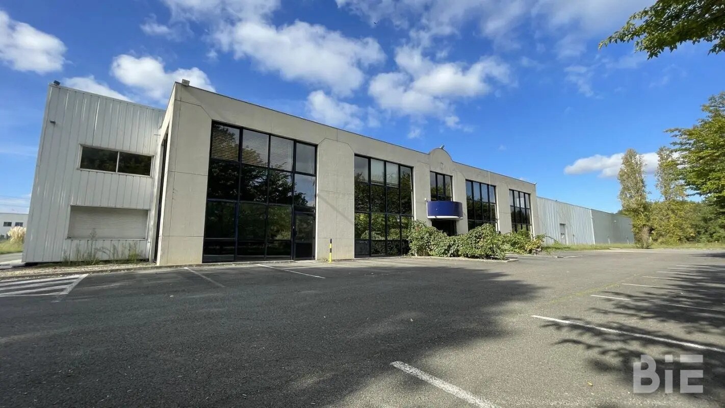 Office in Carbon-Blanc to rent Building Photo- Image 1 of 12