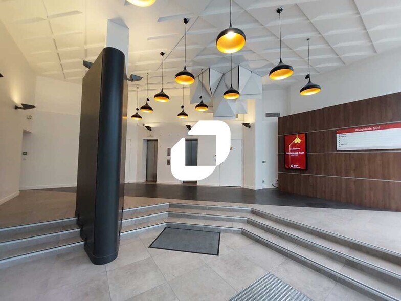 Office in Montigny-le-Bretonneux to rent - Lobby - Image 2 of 21
