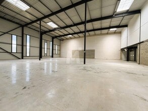 Light Industrial in Wissous to rent Interior Photo- Image 1 of 8