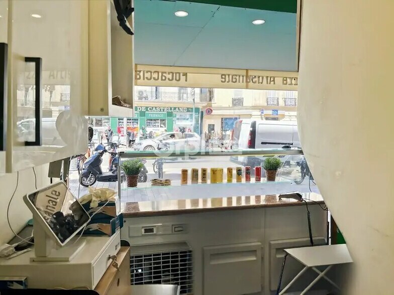 Retail in Marseille to rent - Interior Photo - Image 2 of 6