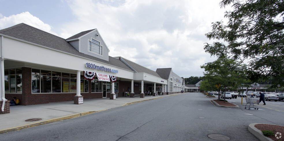 200-296 Garfield Ave, Cranston, RI for rent - Building Photo - Image 3 of 8