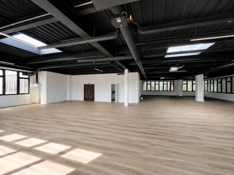 Light Industrial in Arcueil to rent - Interior Photo - Image 1 of 6