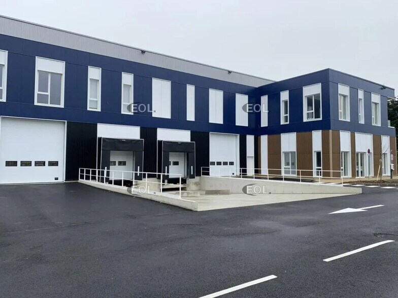 Light Industrial in Moissy-Cramayel to rent - Building Photo - Image 3 of 9