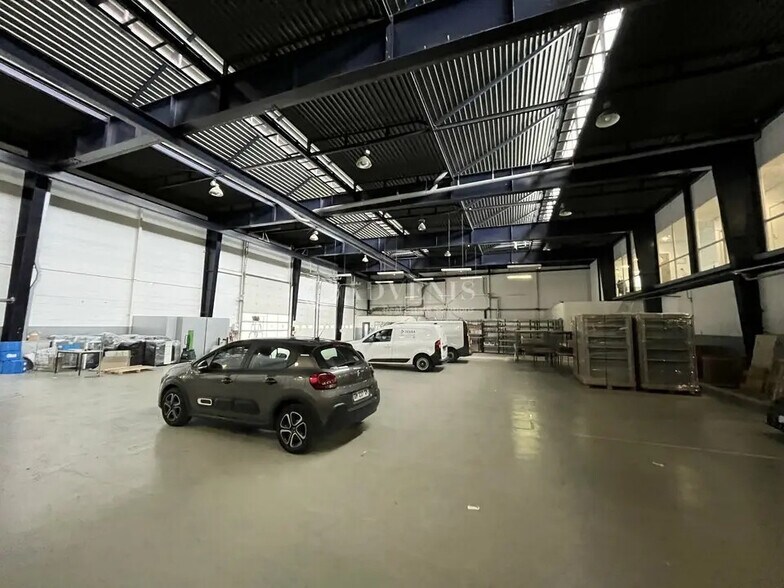 Industrial in Trappes for sale - Building Photo - Image 2 of 6