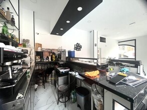 Retail in Madrid, Madrid to rent Interior Photo- Image 2 of 12