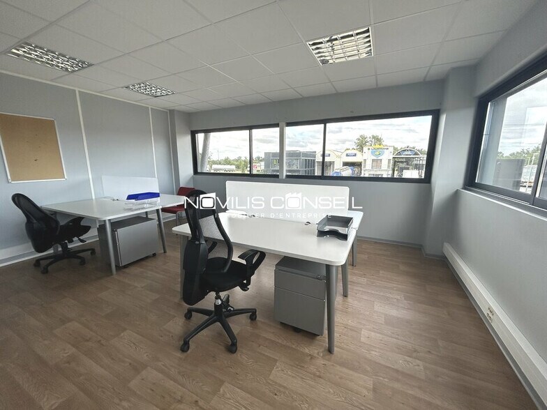 Office in CASTELNAU-D'ESTRETEFONDS to rent - Interior Photo - Image 2 of 7