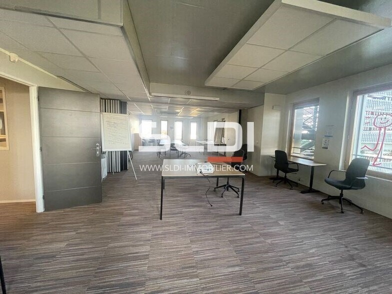 Avenue Lionel Terray, Jonage for sale - Interior Photo - Image 1 of 5