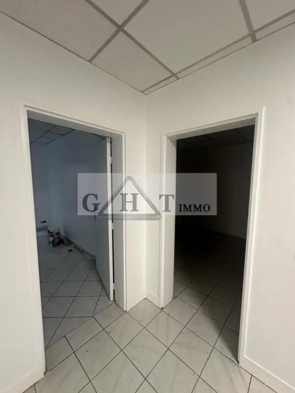Office in Ris-Orangis to rent Interior Photo- Image 1 of 12