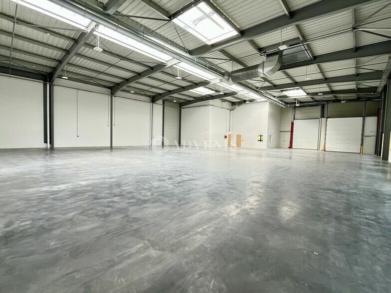 Light Industrial in Le Mesnil Amelot to rent - Building Photo - Image 3 of 9