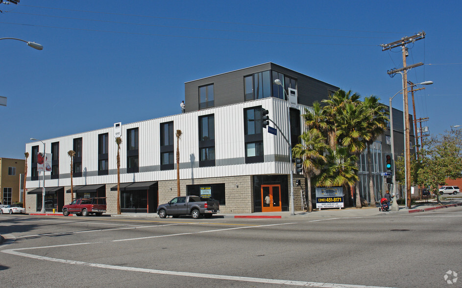 1645 Abbot Kinney Blvd, Venice, CA for rent - Building Photo - Image 2 of 11