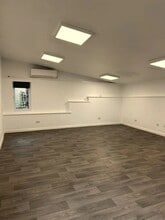 Coombe Hill Rd, East Grinstead to rent Interior Photo- Image 2 of 2
