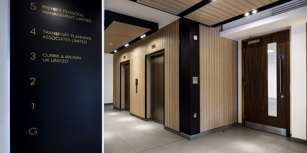 25 King St, Bristol to rent - Lobby - Image 3 of 4