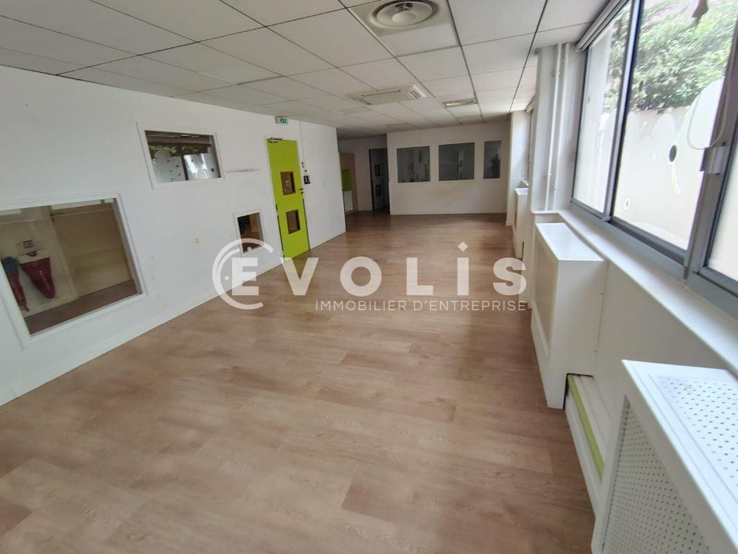Office in Vincennes to rent Interior Photo- Image 1 of 12