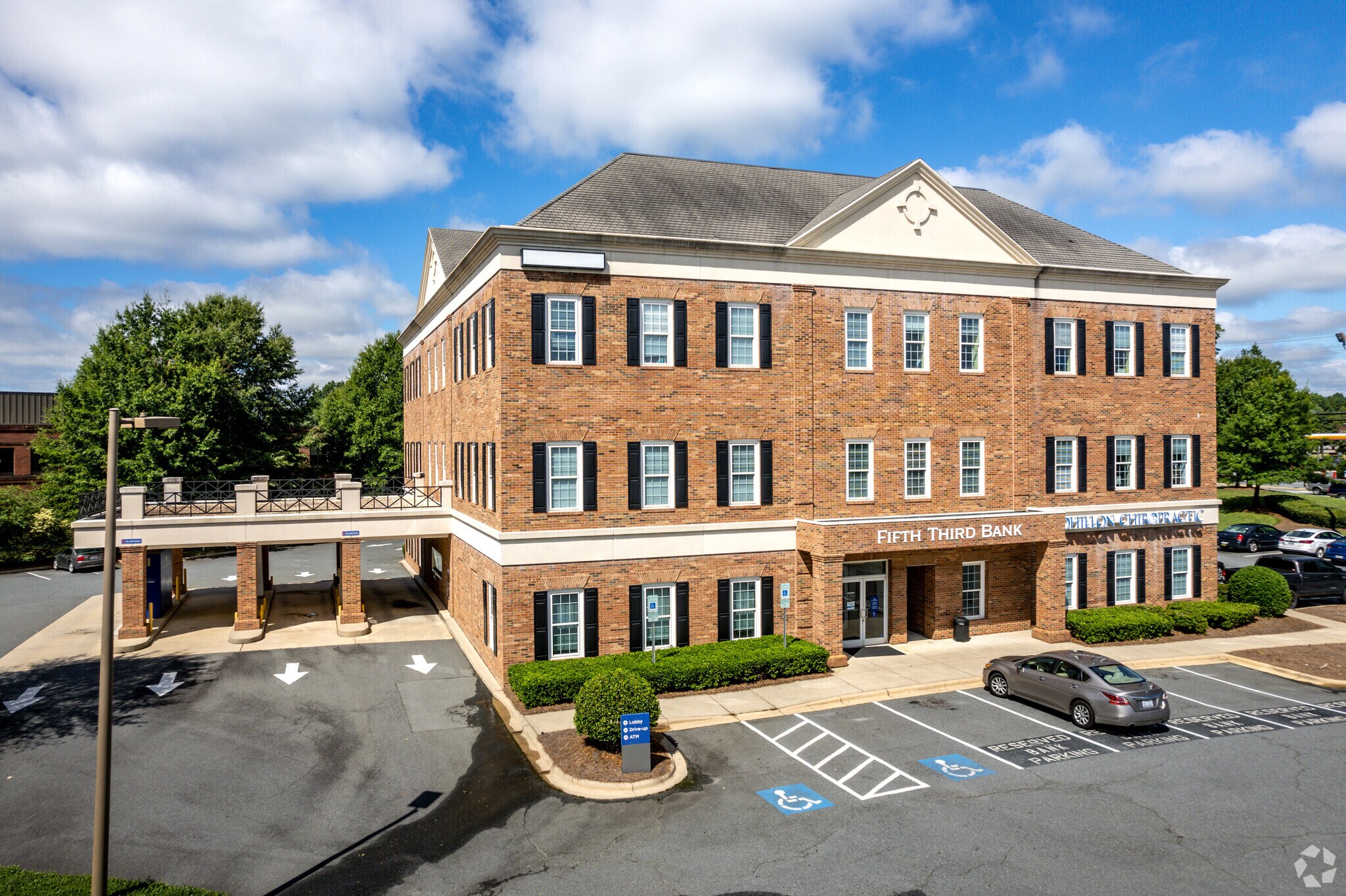 10400 Mallard Creek Rd, Charlotte, NC to rent Primary Photo- Image 1 of 7