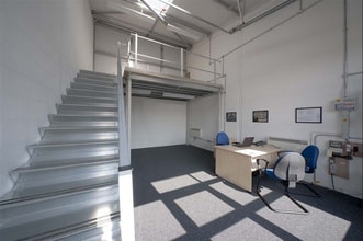 Smeaton Close, Aylesbury to rent Interior Photo- Image 1 of 2