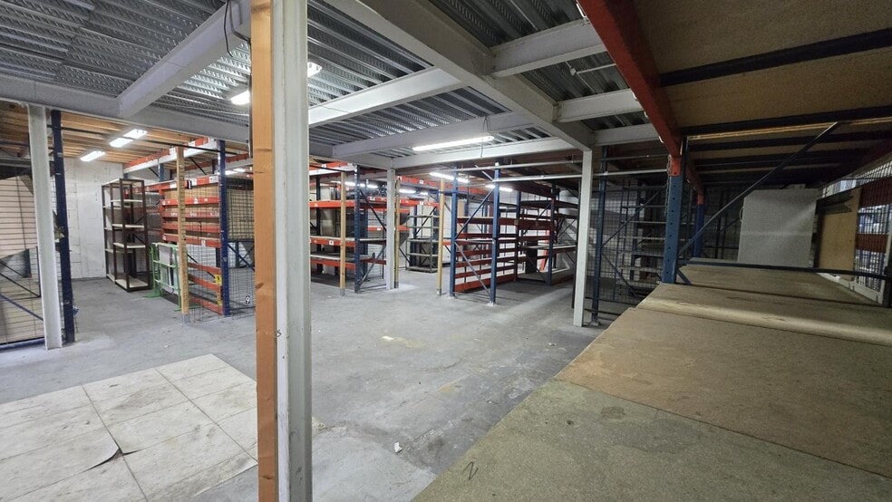 Light Industrial in La Farlède to rent - Interior Photo - Image 2 of 7
