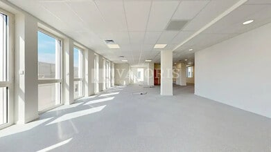 8 A Avenue Simone Veil, Décines-Charpieu to rent Building Photo- Image 2 of 8