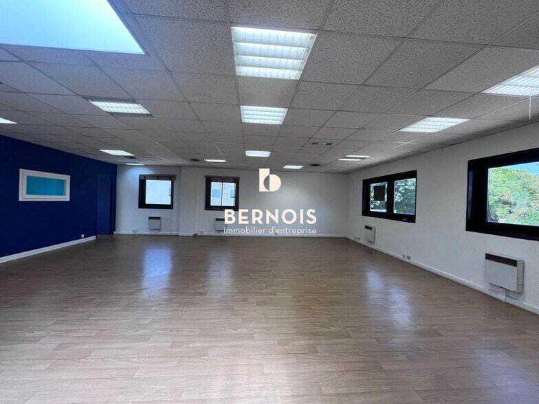 Office in La Garde to rent - Interior Photo - Image 2 of 11