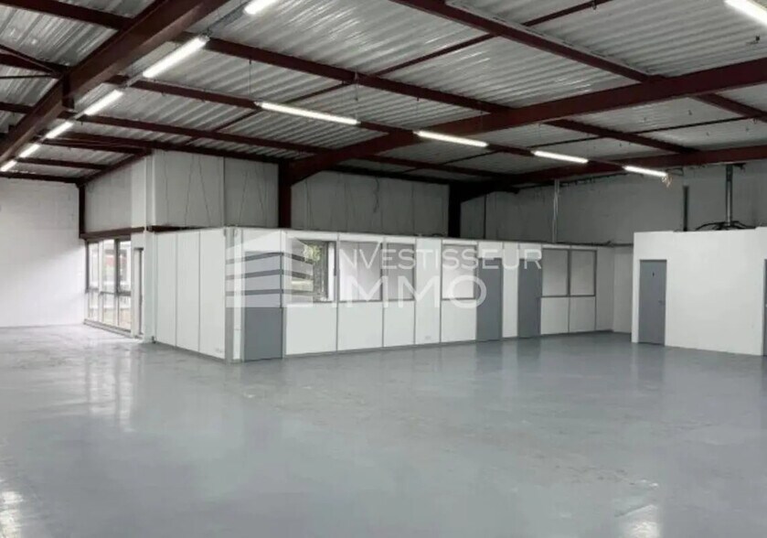 Light Industrial in Villebon-sur-Yvette to rent - Interior Photo - Image 2 of 3