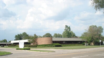 18263 E 10 Mile Rd, Roseville, MI for rent Building Photo- Image 1 of 3