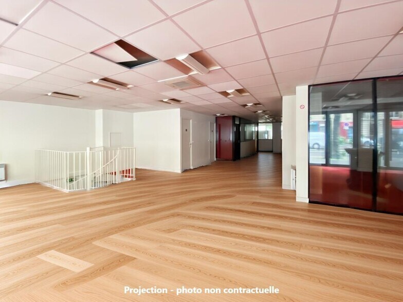 Retail in Paris to rent - Building Photo - Image 2 of 9