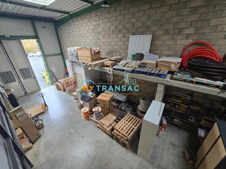 Industrial in Saint-Thibault-des-Vignes for sale - Interior Photo - Image 3 of 17