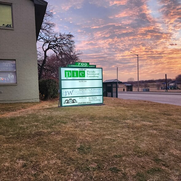 700 Londonderry Ln, Denton, TX for rent - Building Photo - Image 2 of 15